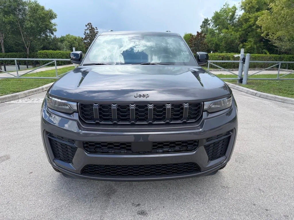 New 2026 Baltic Gray Metallic Clear-Coat Exterior Paint Jeep Laredo Altitude image 7