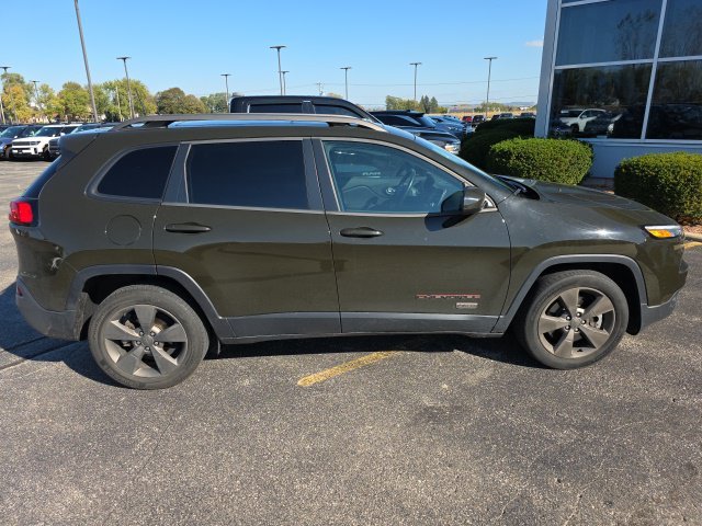 Used 2016 Recon Green Clearcoat Jeep Latitude image 11