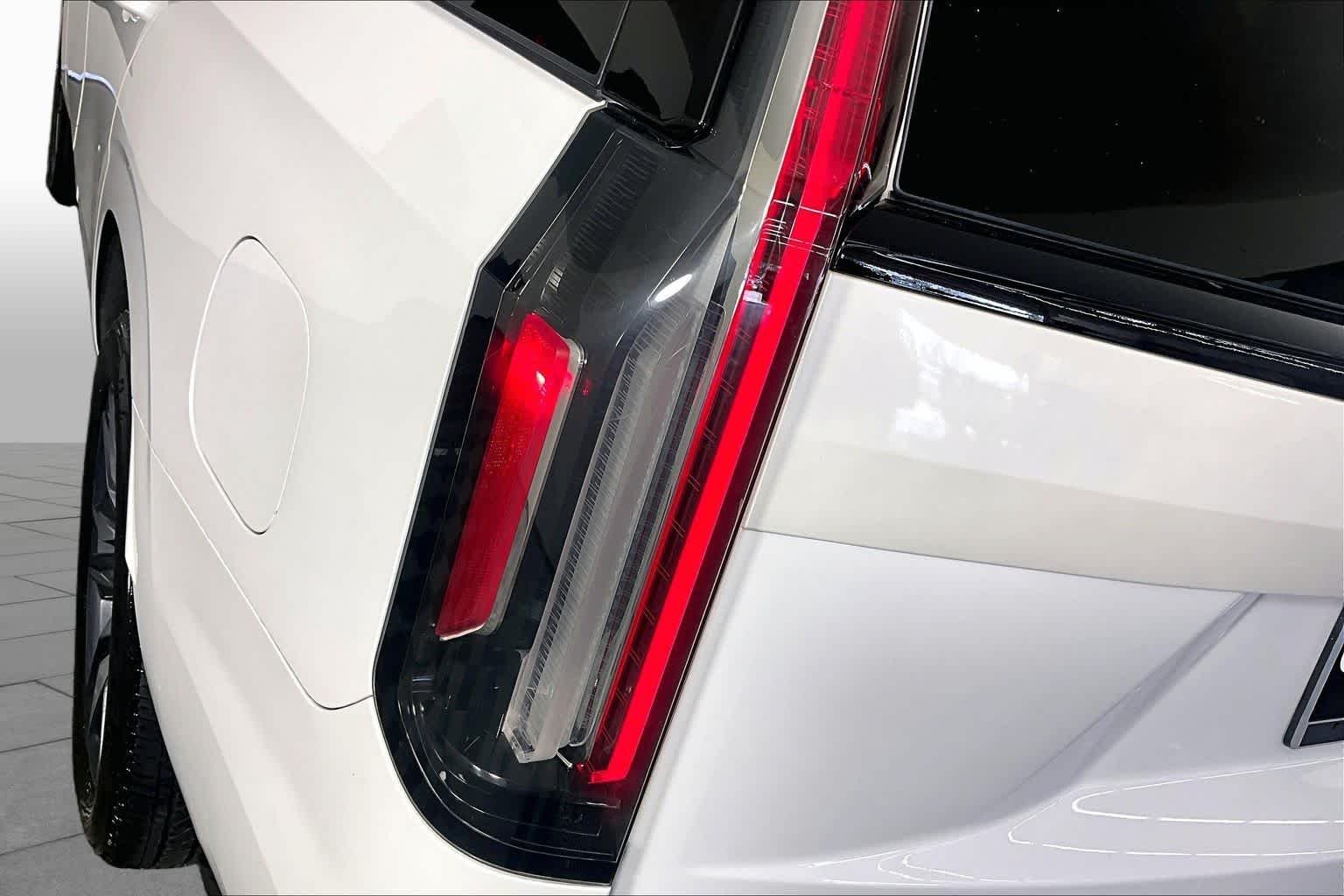 Used 2021 CRYSTAL WHITE TRICOAT Cadillac Sport image 28