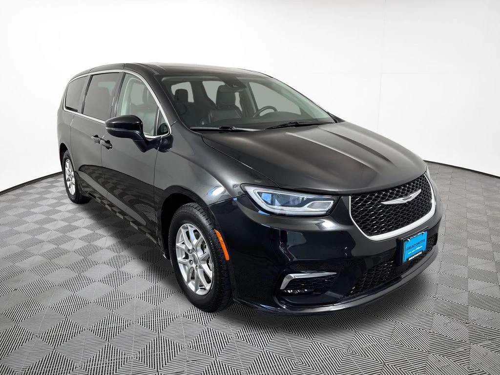 Used 2023 Brilliant Black Crystal Pearlcoat Chrysler Touring L image 4