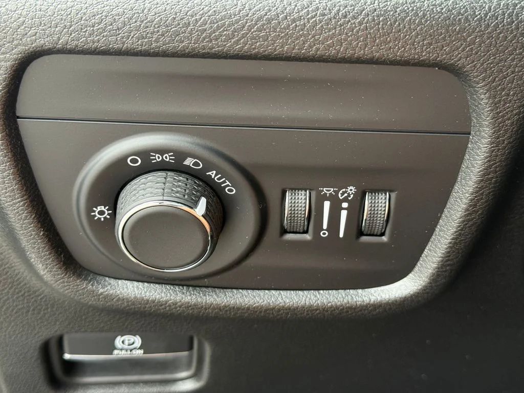 Used 2023 Black Jeep Altitude image 19