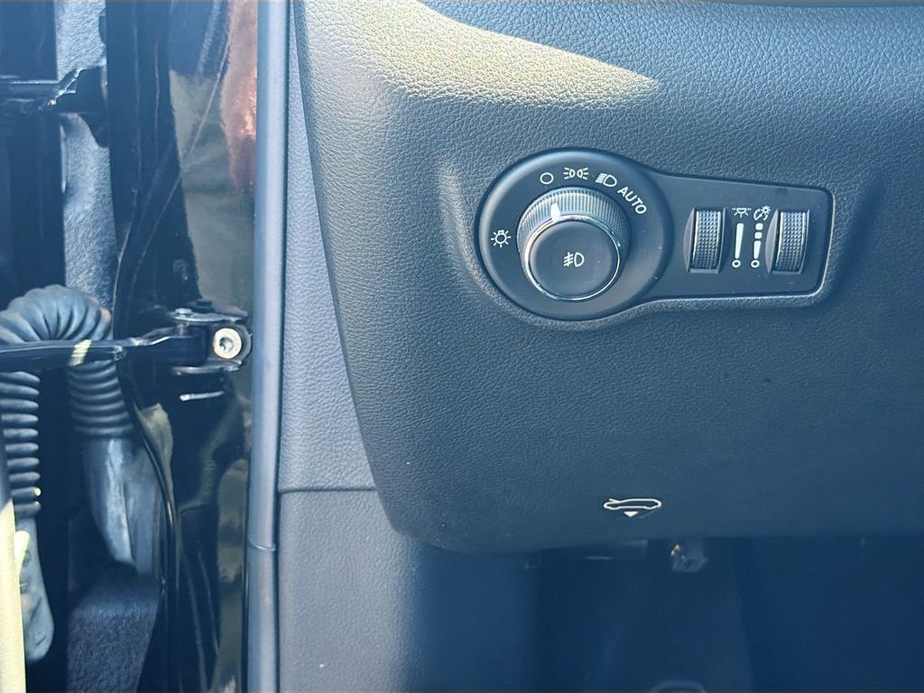 Used 2022 Diamond Black Crystal Pearlcoat Jeep Latitude image 9