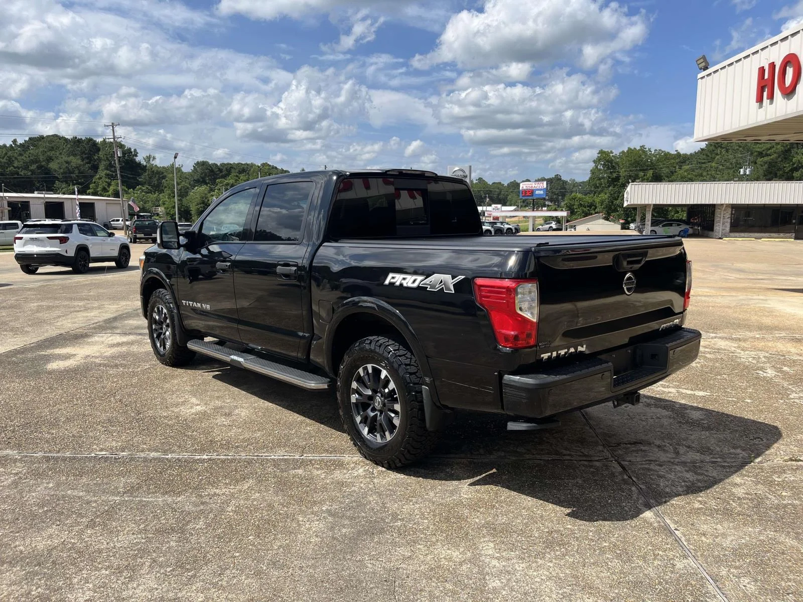 Used 2018 Magnetic Black Nissan 4x4 Crew Cab PRO-4X image 5