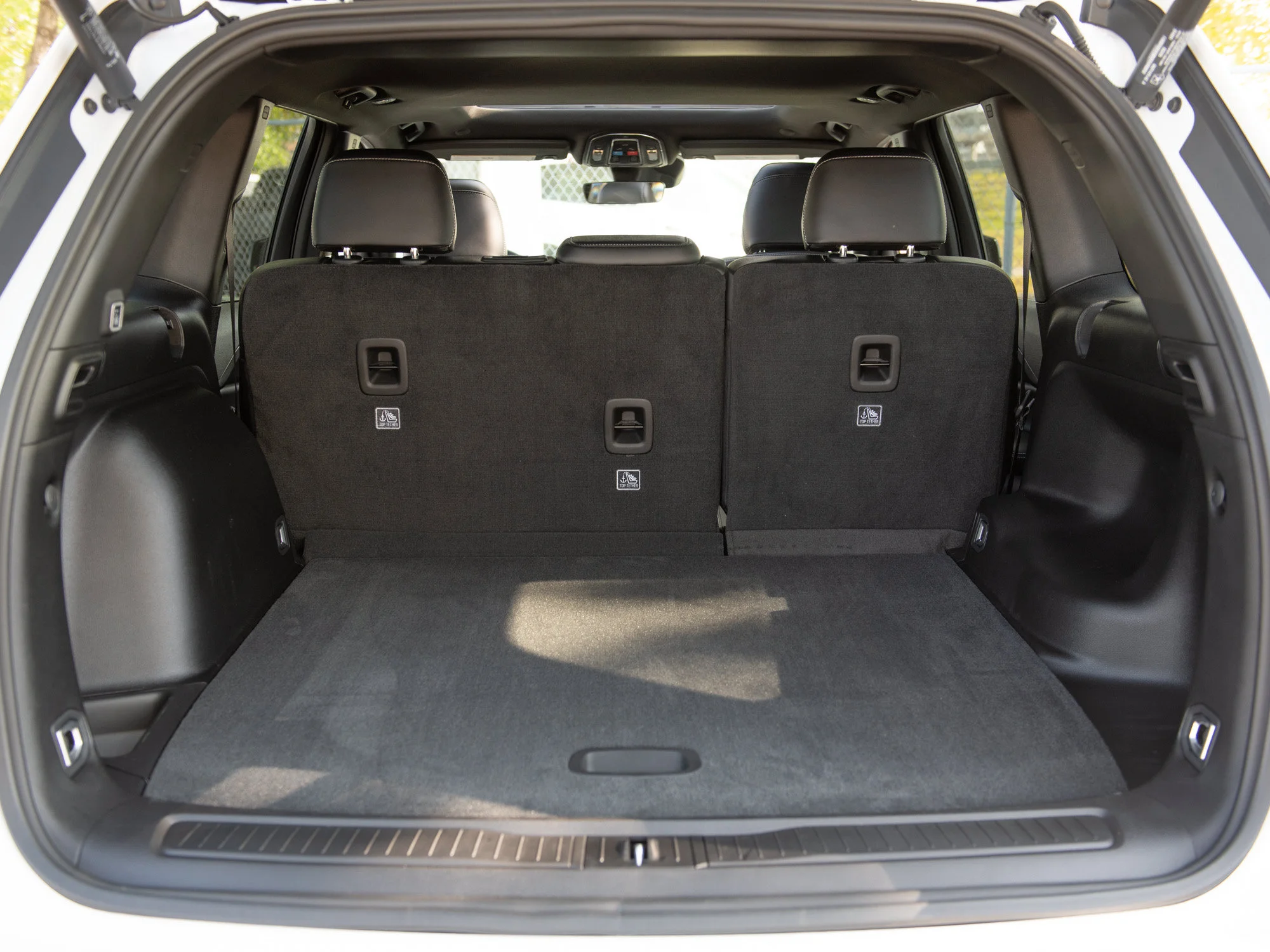 New 2025 White Jeep Altitude* 4x4, Sunroof, Heated Leather, Wireless Charging Pad image 19