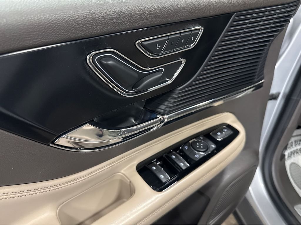 Used 2020 Silver Lincoln Standard image 29
