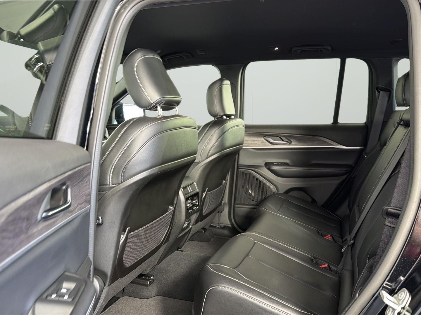 Used 2024 Diamond Black Crystal Pearlcoat Jeep Limited image 21