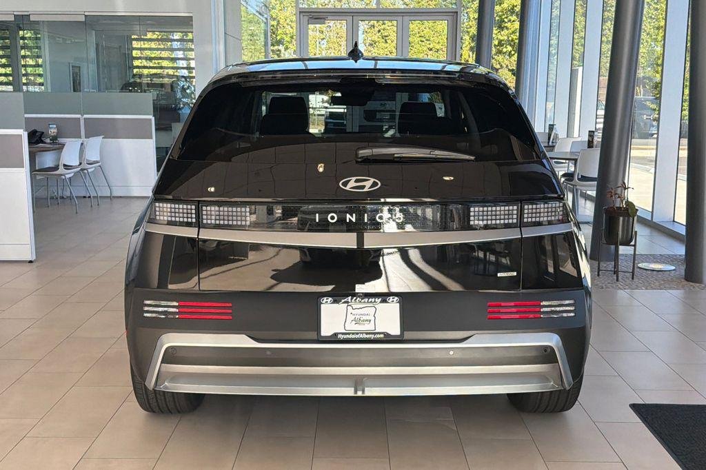 New 2026 Black Hyundai SE image 5