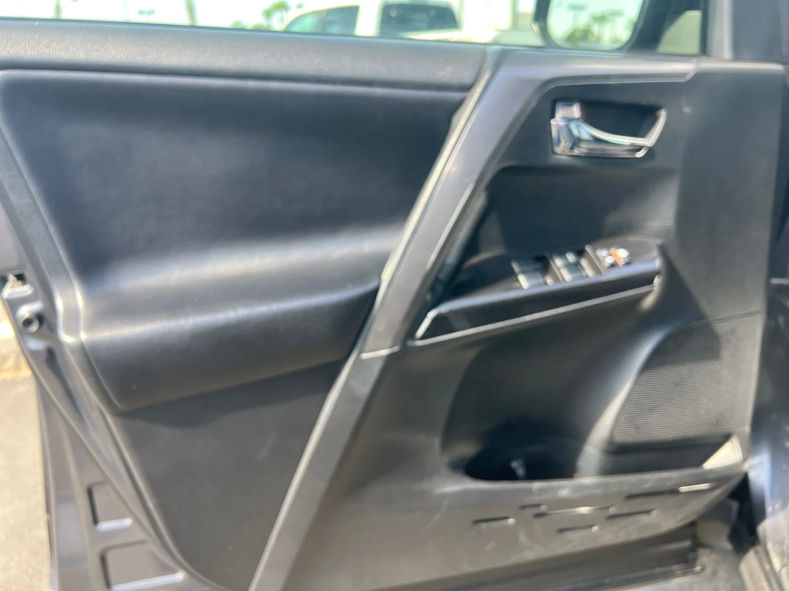 Used 2018 Magnetic Gray Metallic Toyota SE image 13