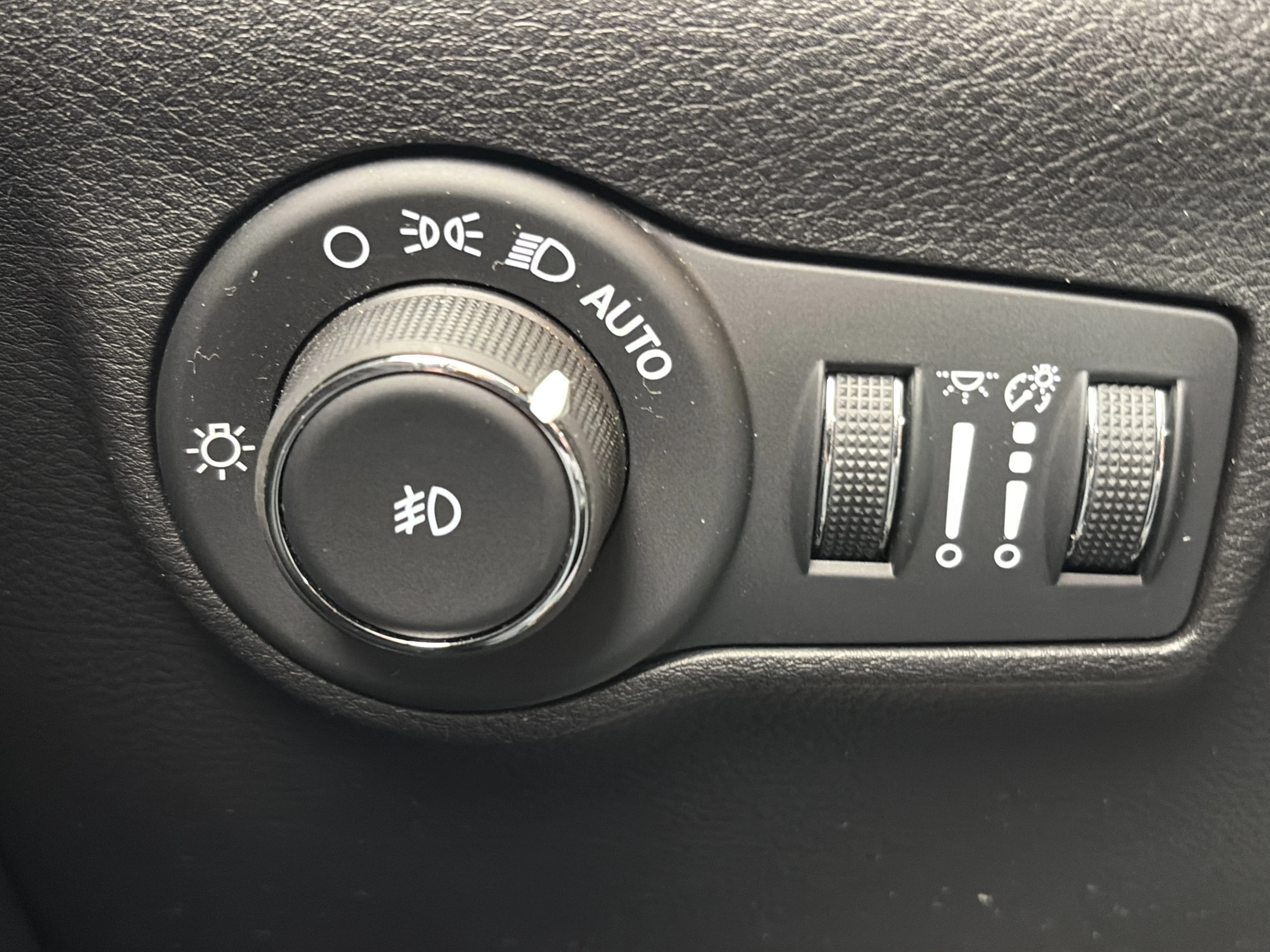 Used 2024 Diamond Black Crystal Pearlcoat Jeep Limited image 37
