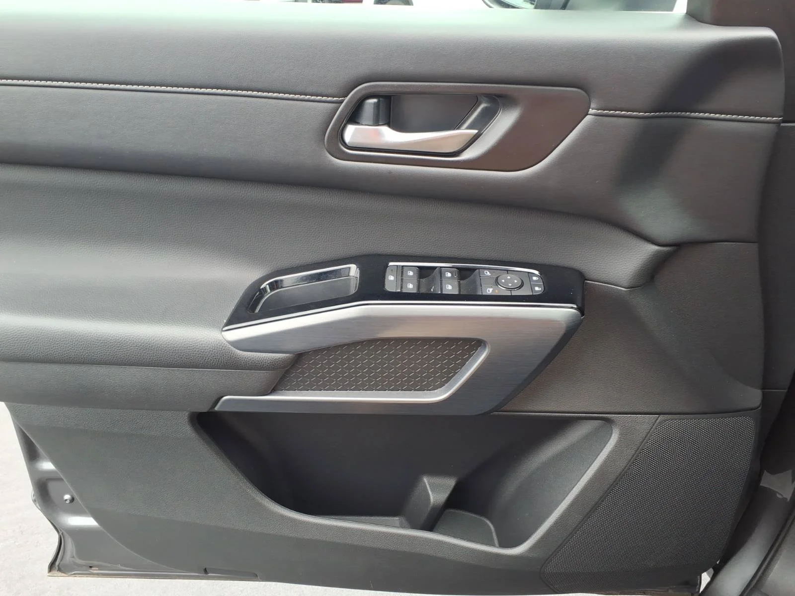 Used 2025 Gun Metallic Nissan SL image 23