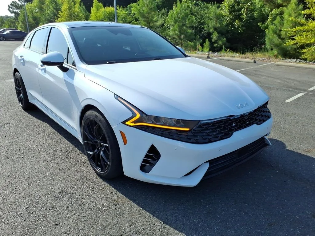 Used 2022 White Pearl Kia EX image 1