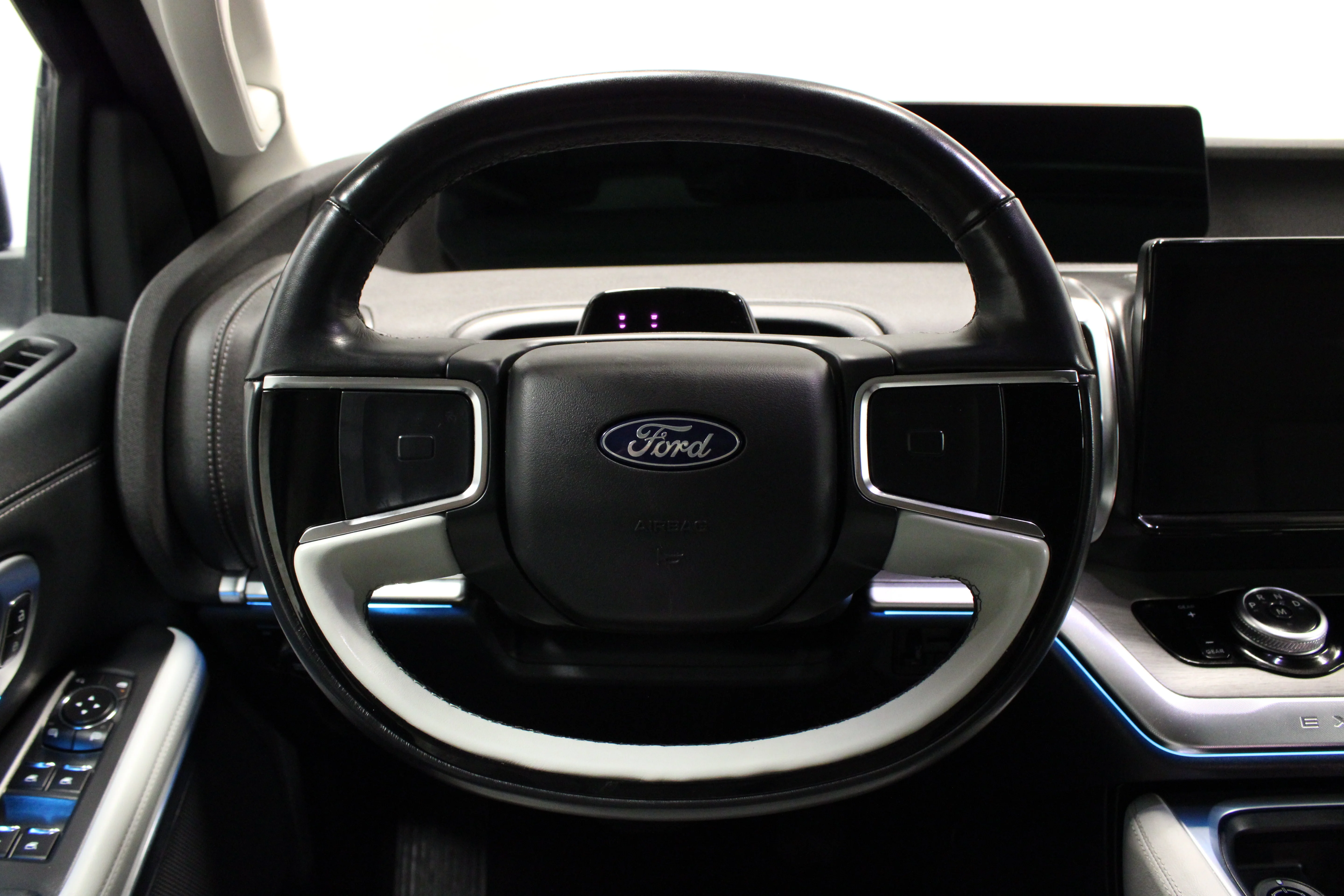 Used 2025 Black Metallic Ford Platinum image 26
