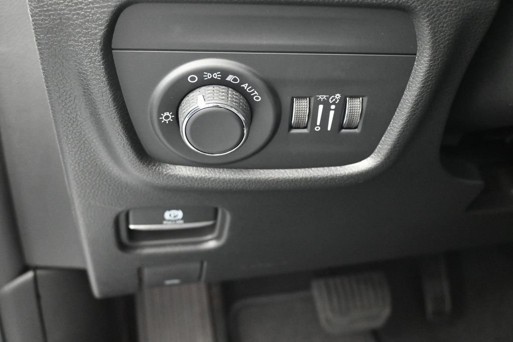 New 2026 Bright White Clear-Coat Exterior Paint Jeep Altitude image 21
