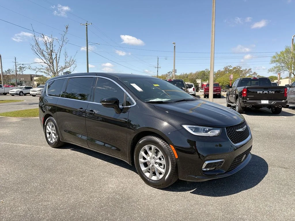 2026 Chrysler Pacifica Limited's photo
