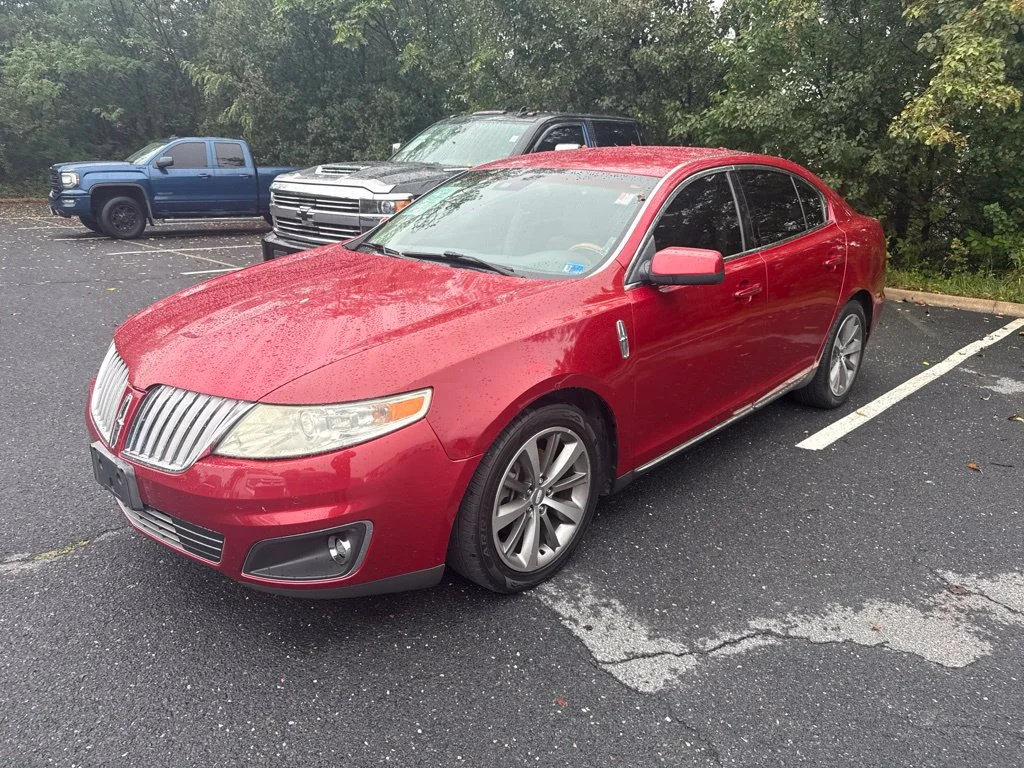 Used 2010  Lincoln Base image 2