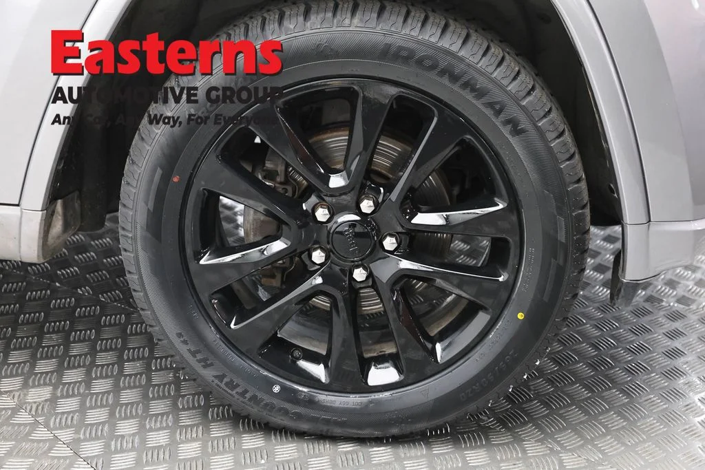 Used 2017 Silver Jeep Altitude image 31