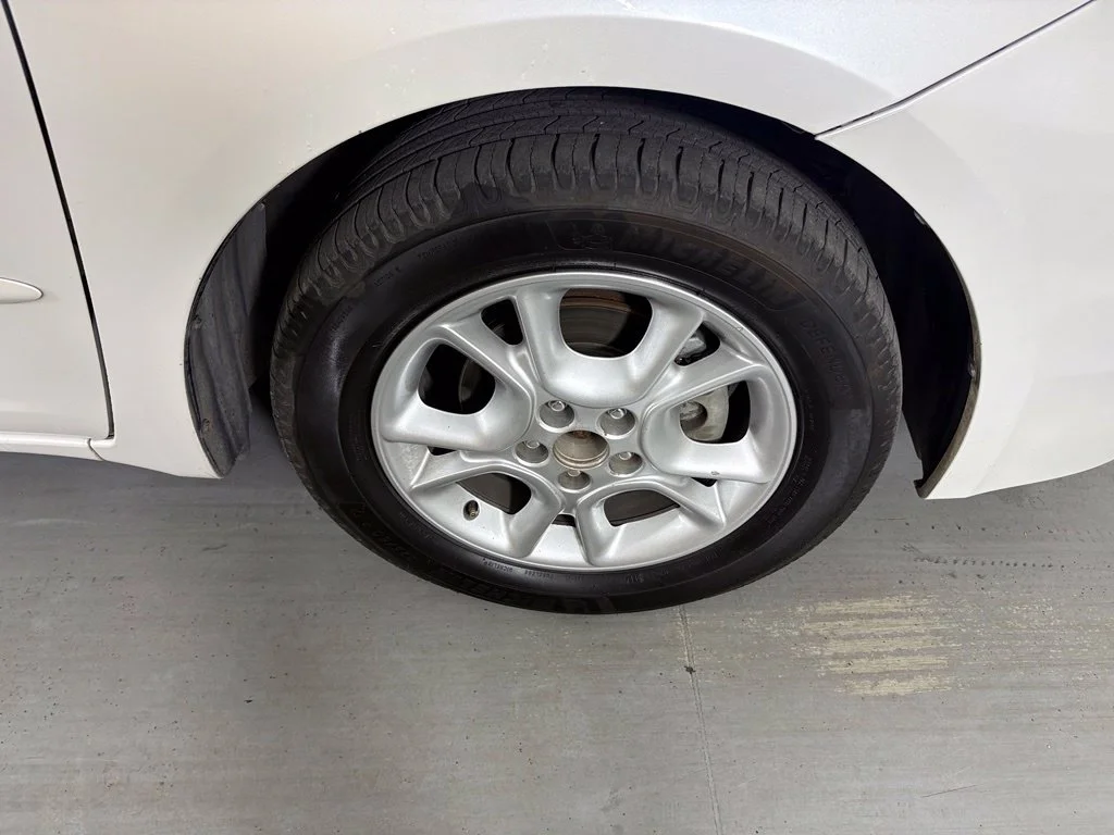 Used 2006 White Toyota XLE image 10