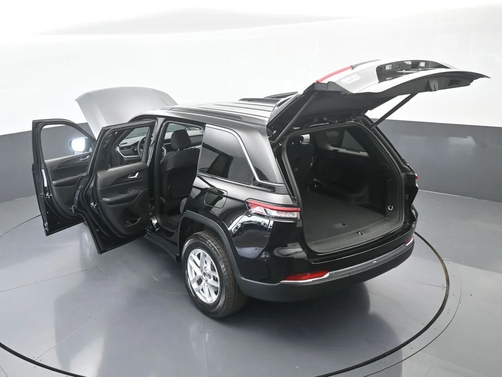 New 2026 Diamond Black Crystal Pearl-Coat Exterior Paint Jeep Laredo X image 64