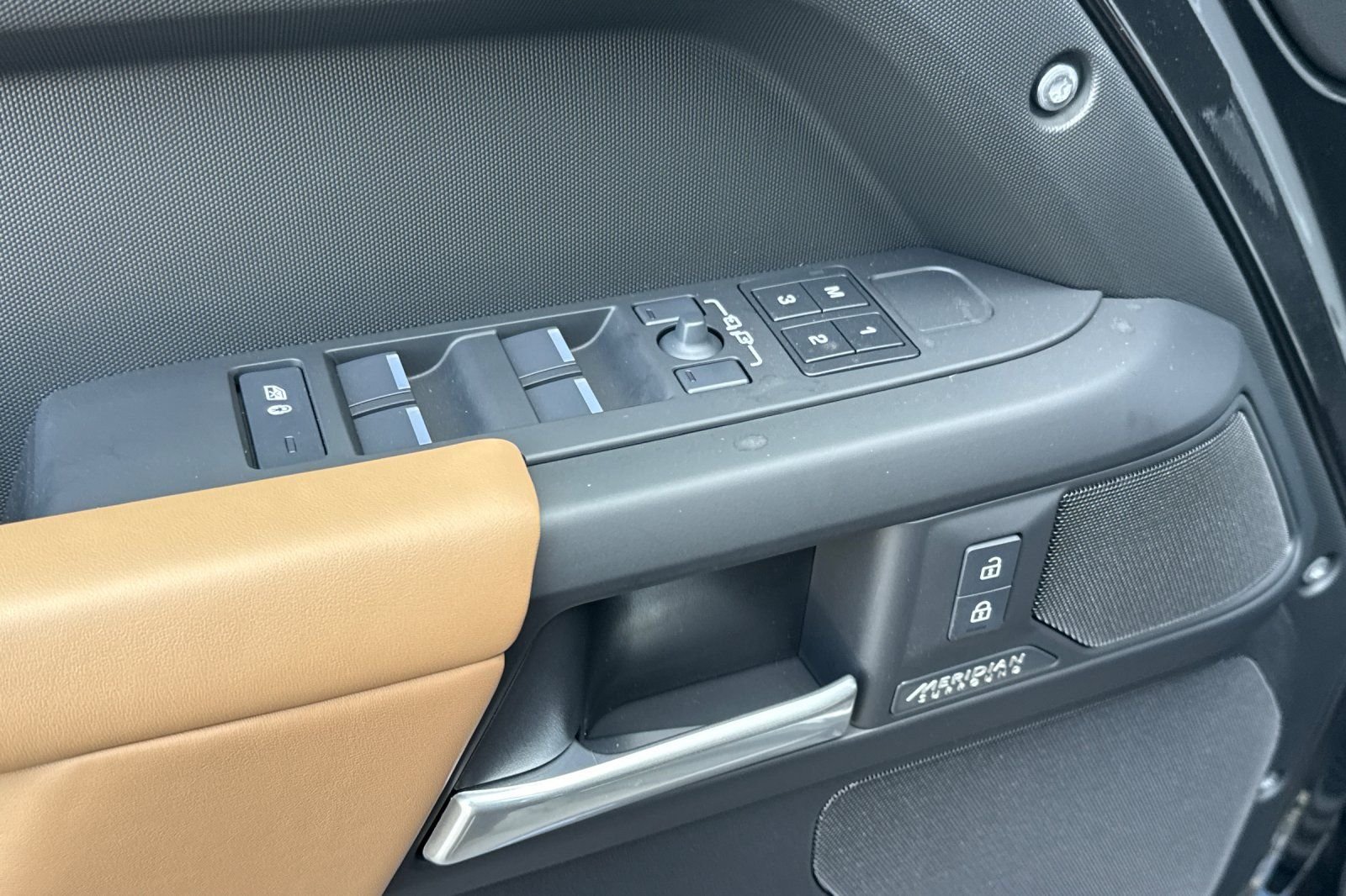 2026 Land Rover Defender X-Dynamic SE - Photo 10