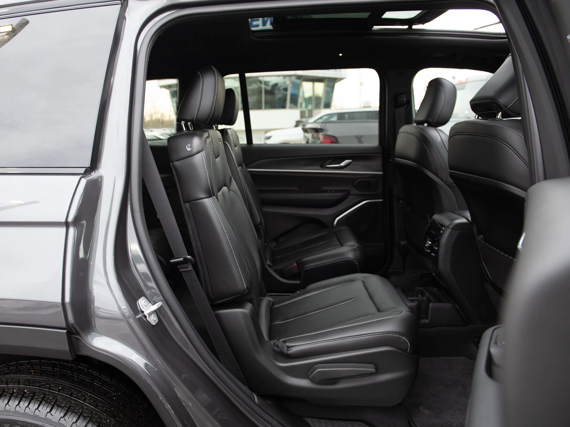 Certified Used 2025 Grey Jeep Limited * V6 | Trailer Tow Package  | Adaptive Cruise | Heated Seats image 27