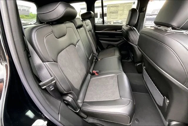 New 2026 Diamond Black Crystal Pearl-Coat Exterior Paint Jeep  image 27