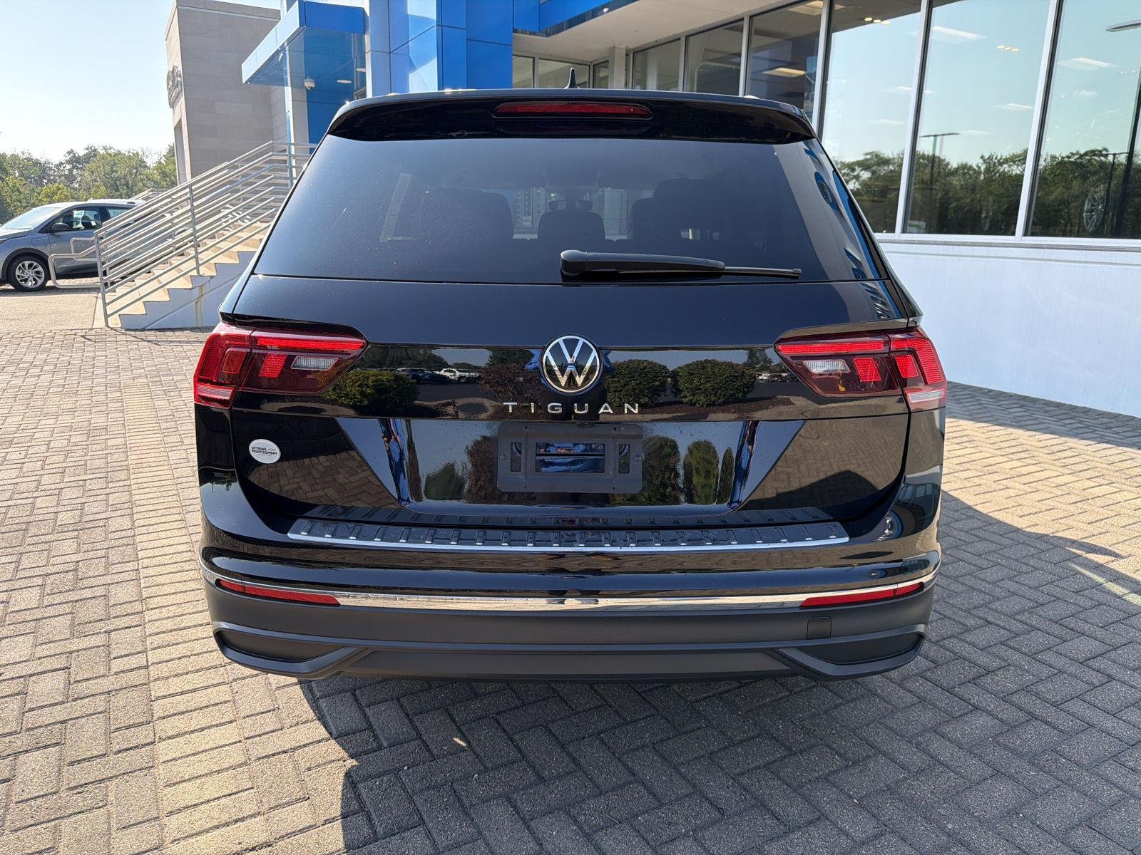 Used 2024 Pure White Volkswagen SE image 4