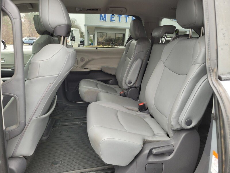 2021 Toyota Sienna XLE - Photo 6