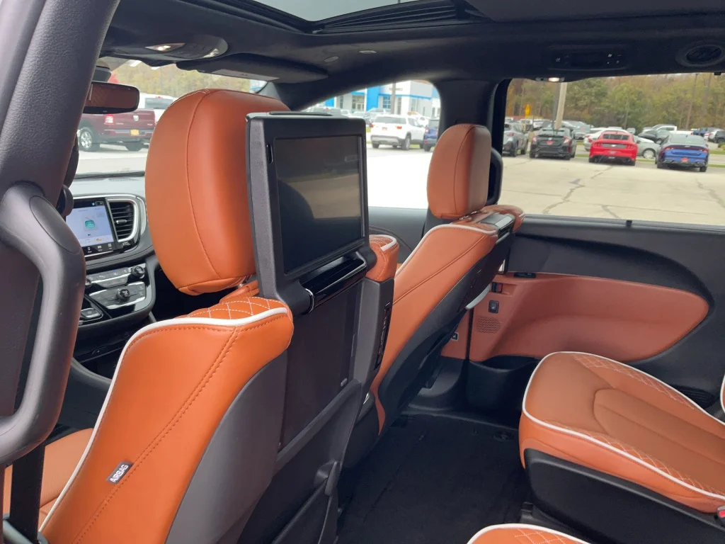 2026 Chrysler Pacifica Pinnacle - Photo 13