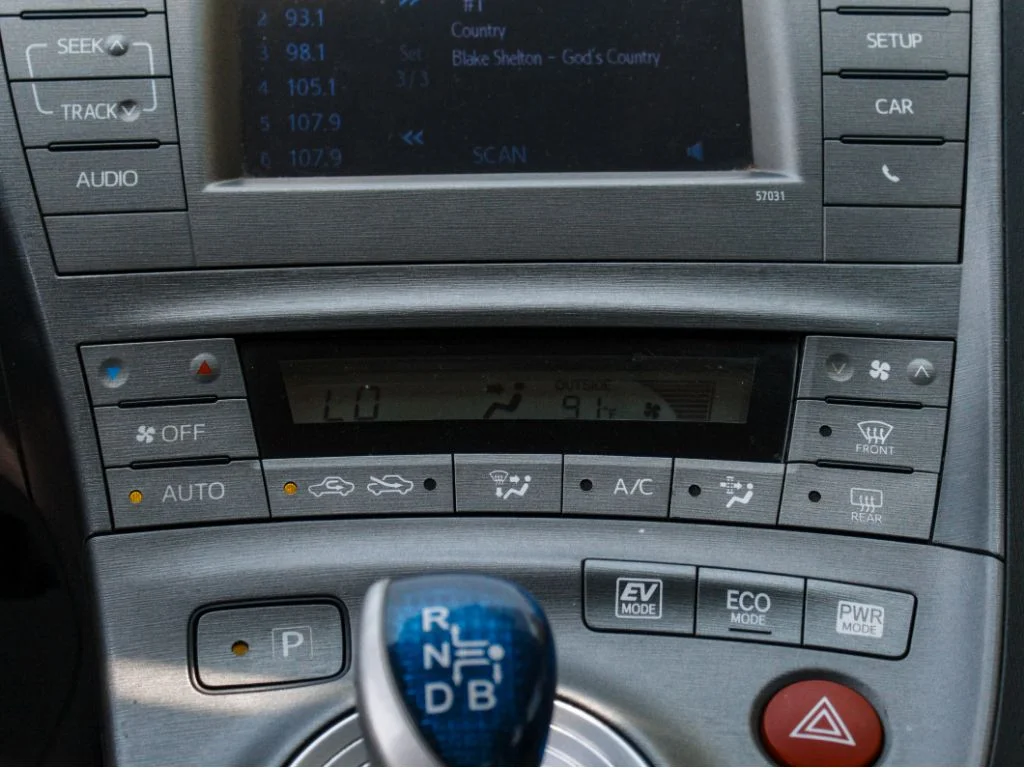 Used 2012 White Toyota One image 16