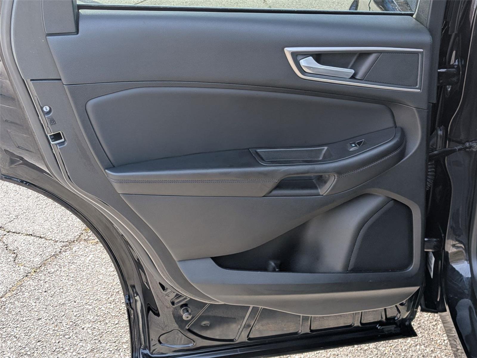 Used 2024 Agate Black Metallic Ford SEL image 27