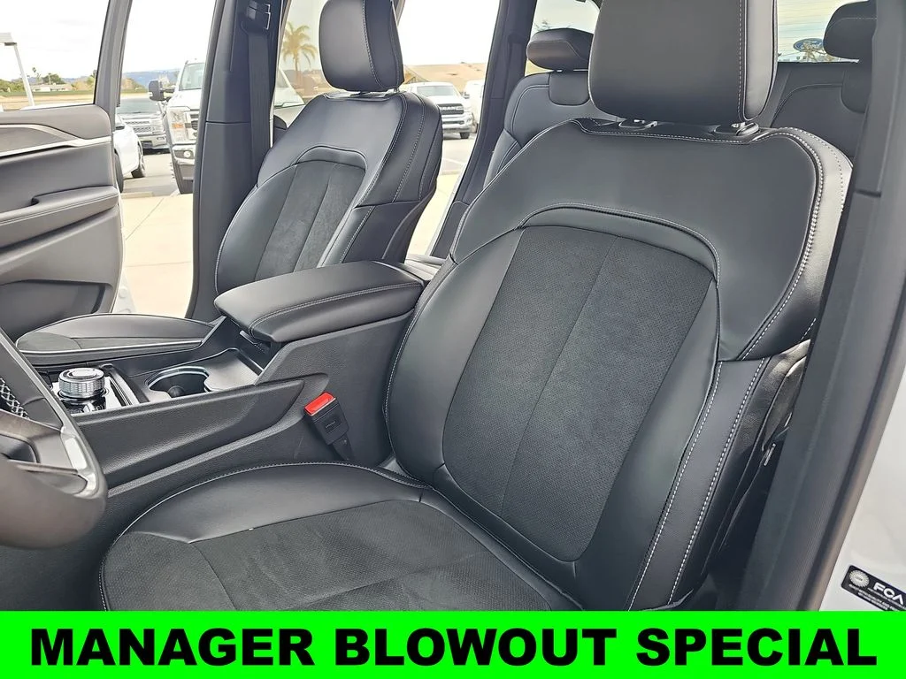 New 2026 Bright White Clear-Coat Exterior Paint Jeep Altitude image 15