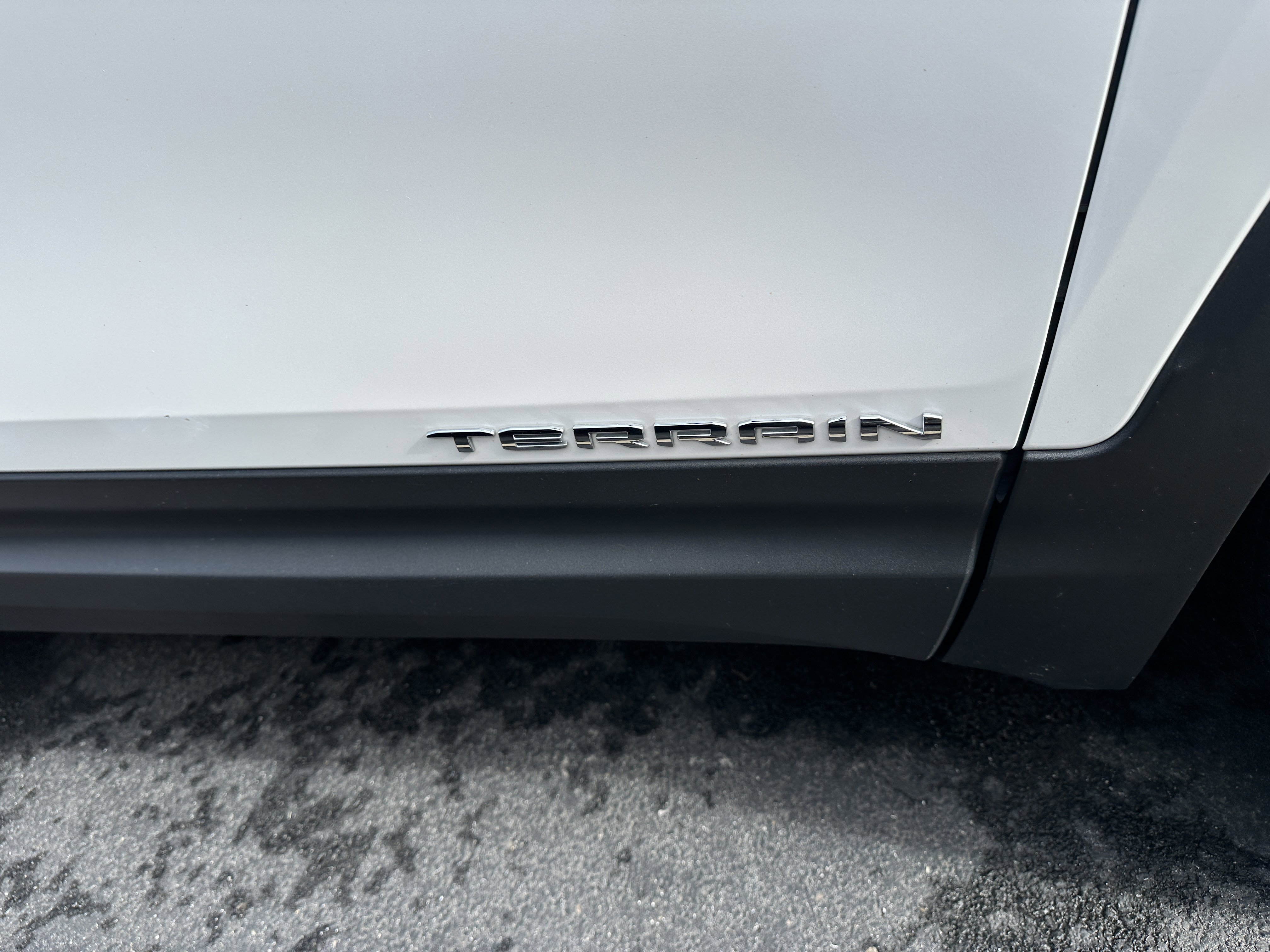 Used 2022 White Frost Tricoat GMC SLT image 5