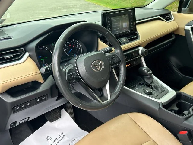 Used 2021  Toyota XLE Premium image 25