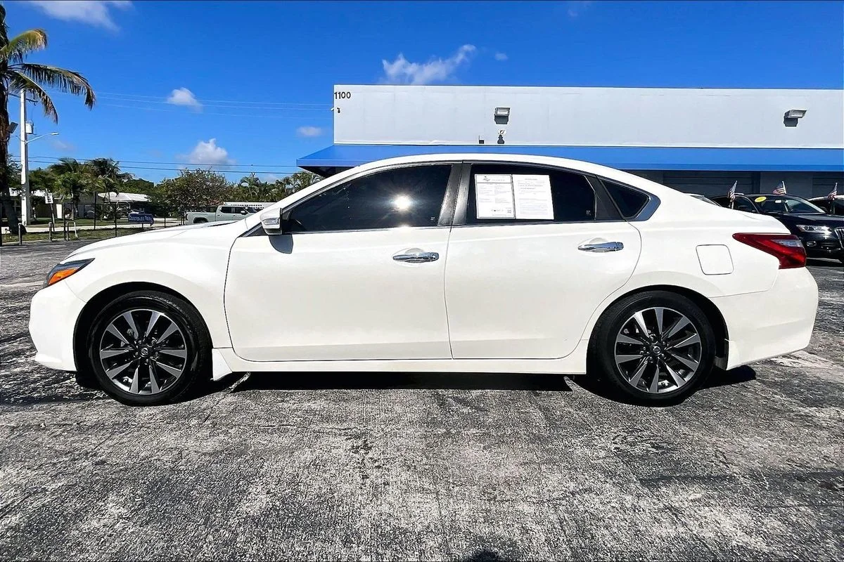 Used 2016 White Nissan 2.5 SV image 30