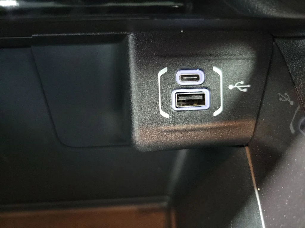 Used 2023 White Jeep Sport image 37