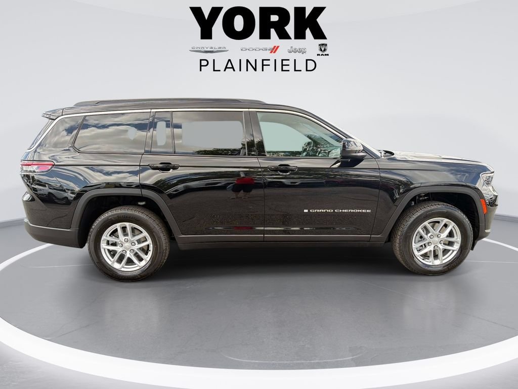 New 2026 Diamond Black Crystal Pearlcoat Jeep Laredo image 4