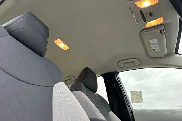 Used 2020 White Toyota LE image 18