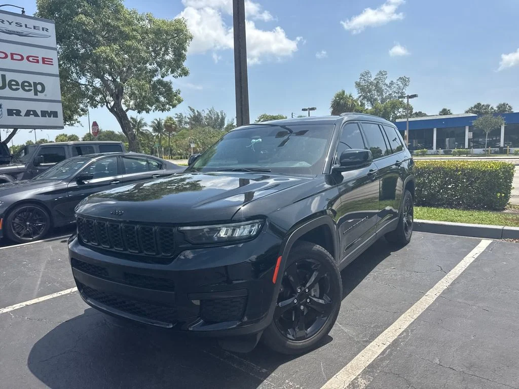 Used 2023 Black Jeep Altitude image 1