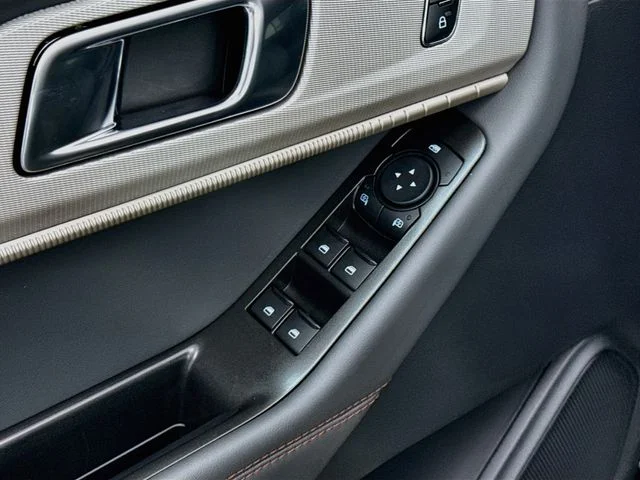 New 2027 Agate Black Metallic Ford Active image 18