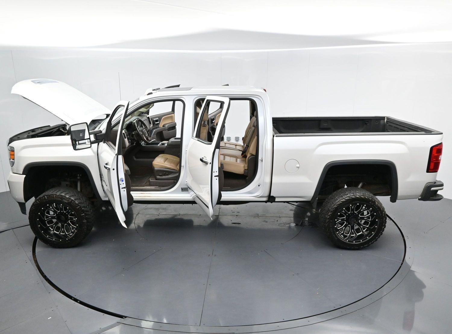 Used 2019 White Frost Tricoat GMC Denali image 41