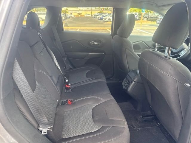 Used 2019 Silver Jeep Latitude image 22