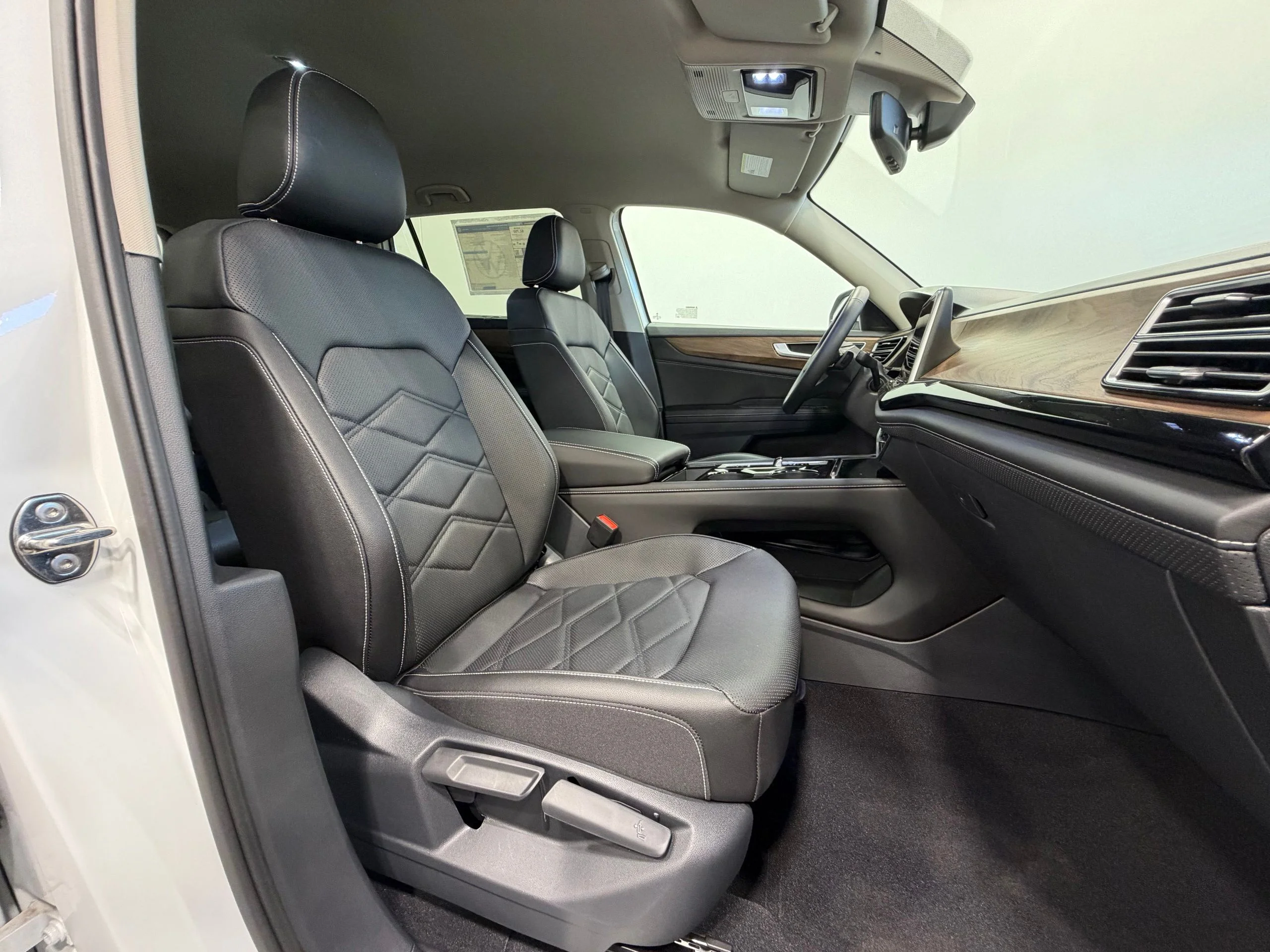 New 2026 White Volkswagen 2.0T SE w/Technology image 32