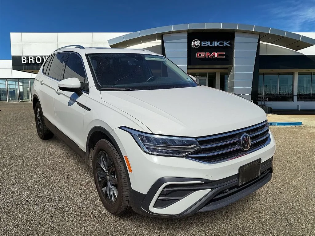 Used 2024  Volkswagen SE image 1