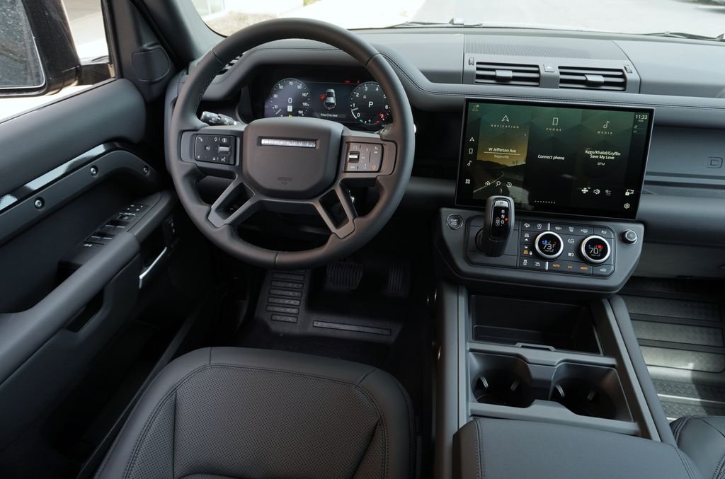 Used 2026 Black Land Rover X-Dynamic SE image 15