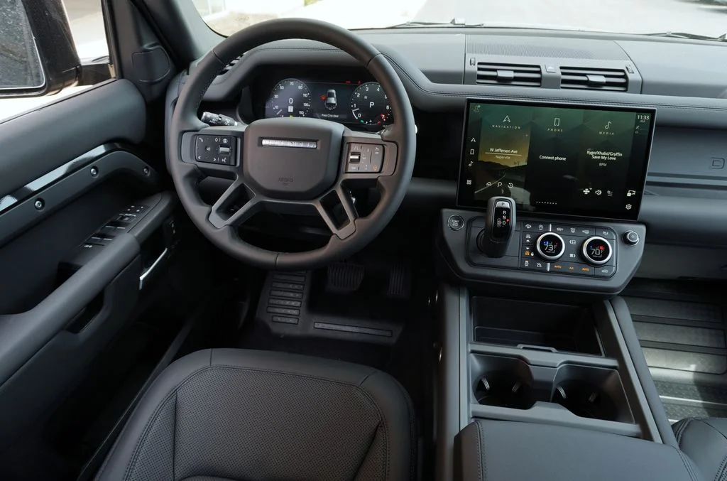 Used 2026 Black Land Rover X-Dynamic SE image 15