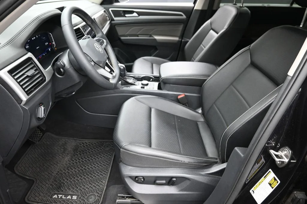 Used 2023 Black Volkswagen 2.0T SE w/Technology image 20