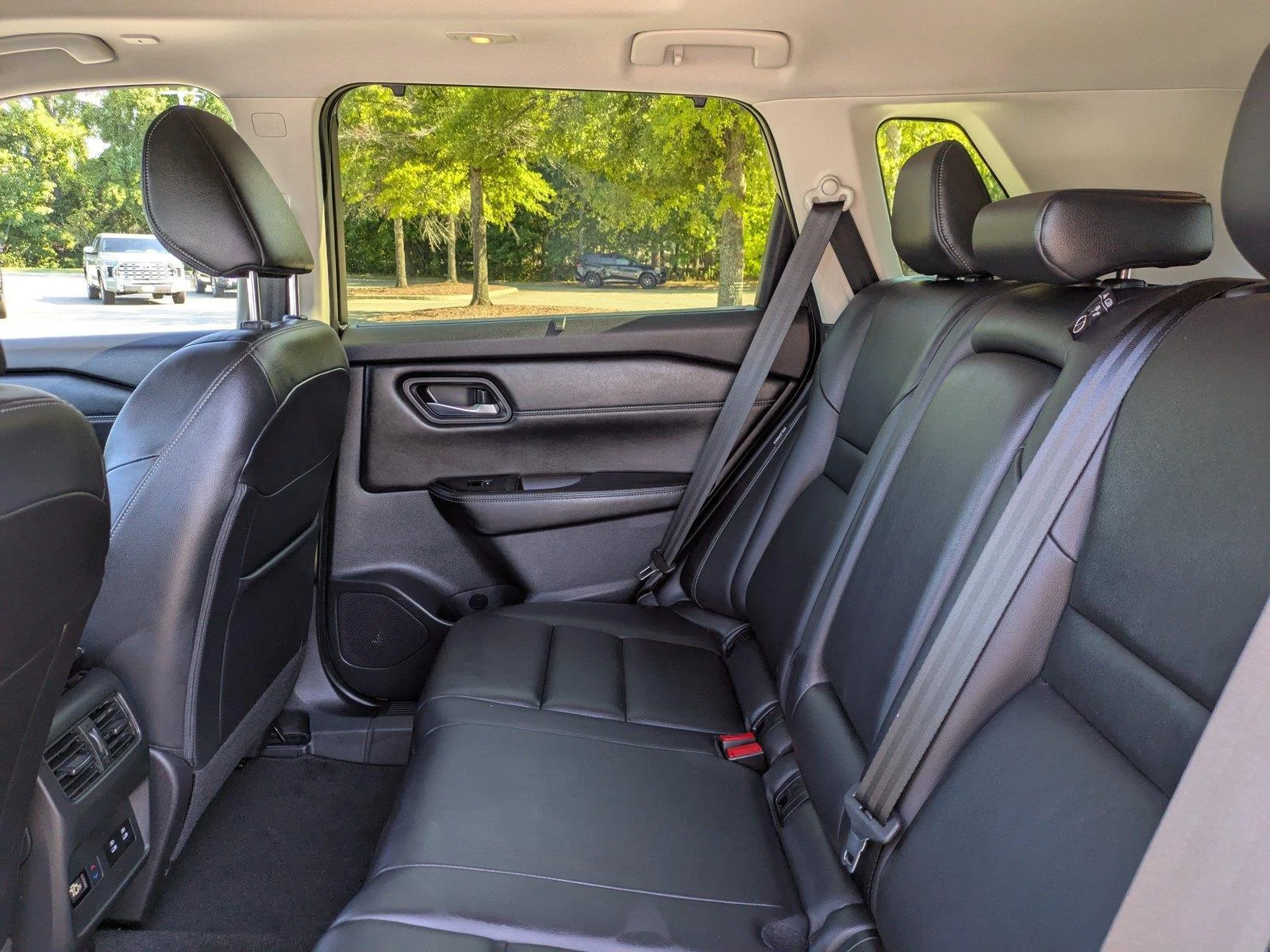 Used 2024 Boulder Gray Pearl/Super Black Nissan SL image 14