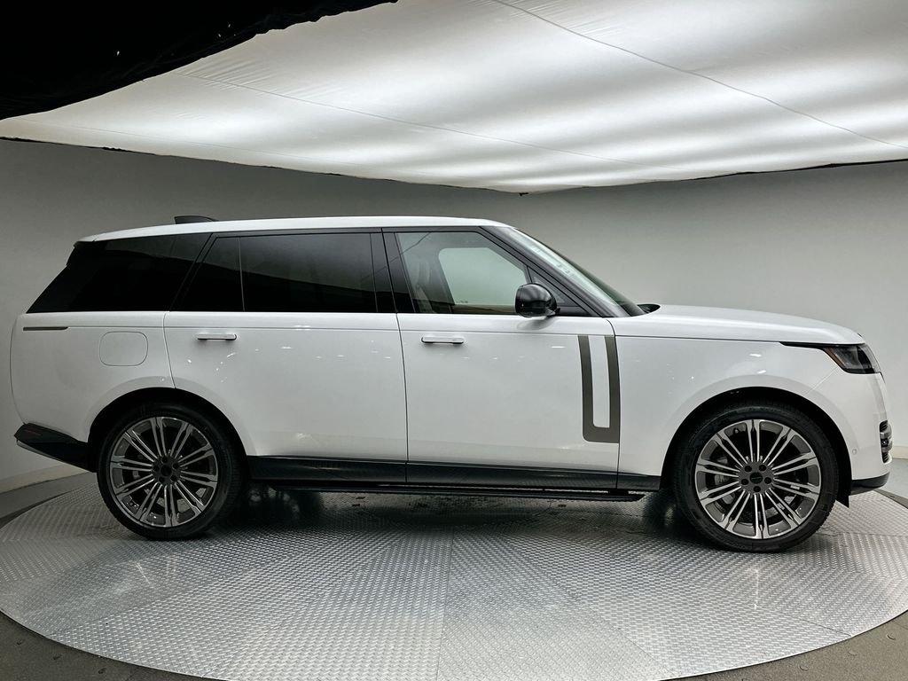 New 2026 Fuji White Land Rover SE image 4
