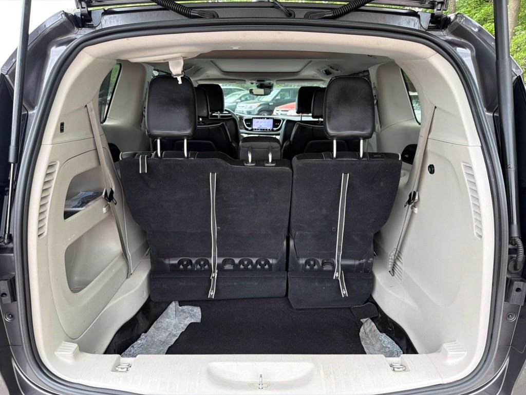 Used 2023 Gray Chrysler Limited image 26