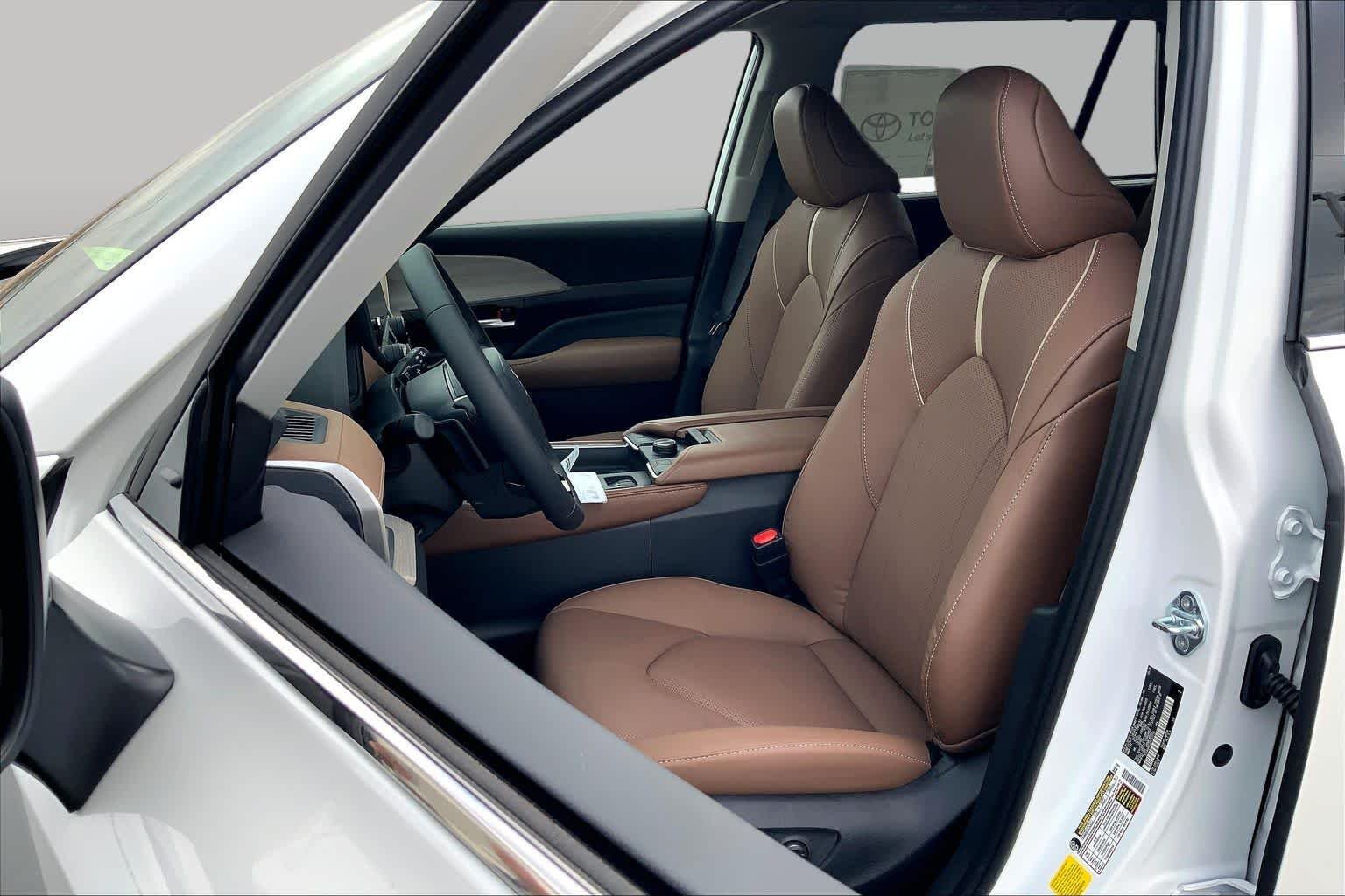 New 2026 Wind Chill Pearl Toyota Platinum image 9